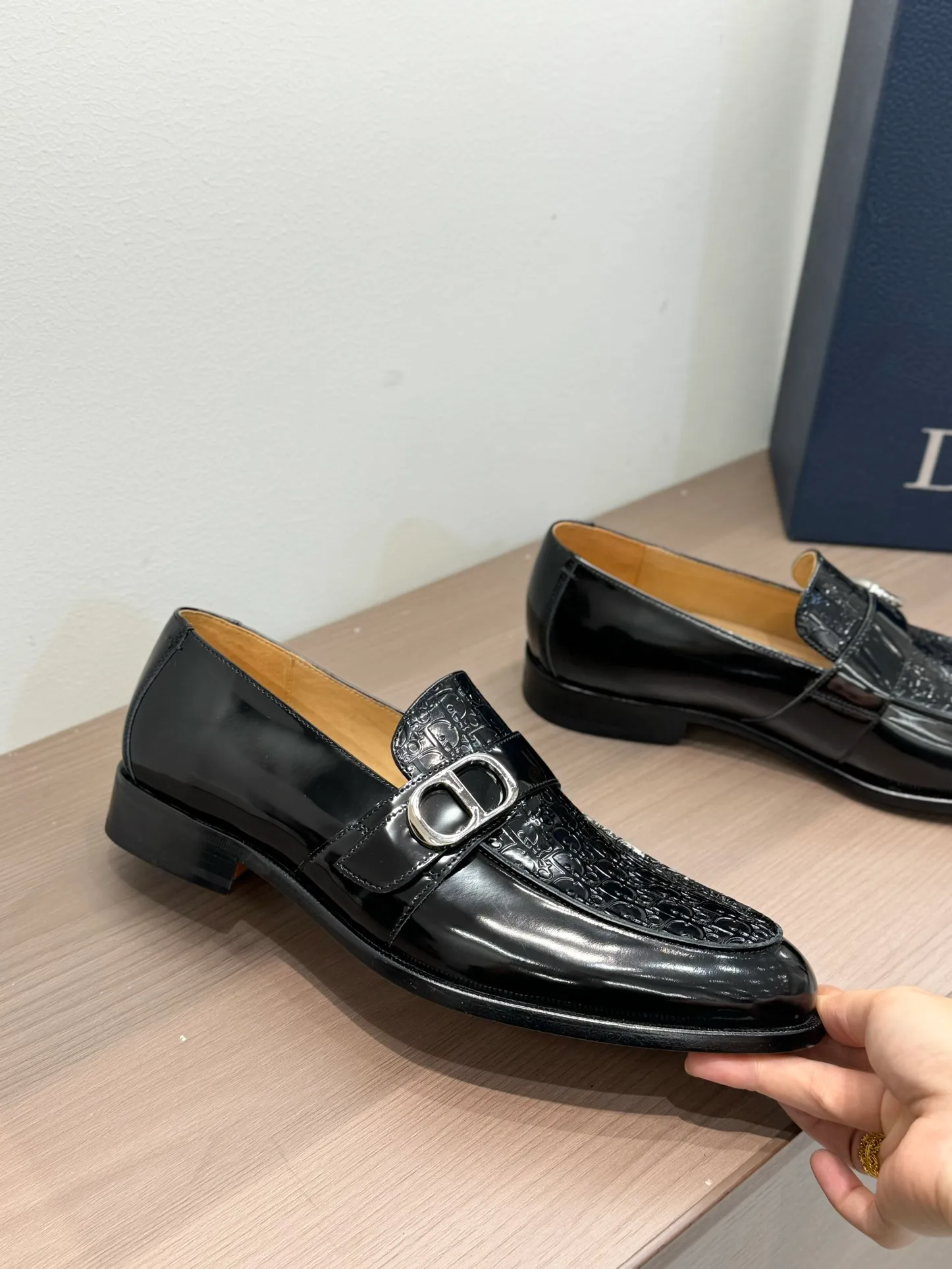 [Dior Dior] Top P: 960💰 Standard code 39-44 (38.45.46 custom-made, non-refundable and non-exchangeable) Dior Dior's latest high-end men's boutique casual leather shoes, the upper is carefully made of black cowhide/open-edge beaded leather/high-mercerized frosted cowhide, the classic silhouette shows elegance, and the upper strap is matched with a metal-coated CD Icon decorative buckle to enhance the style. Comfortable and lightweight, the Italian leather sole features anti-slip rubber inserts. The Blake structured leather sole with anti-slip details showcases Dio*'s exceptional craftsmanship. Elegant and refined, it can be matched with all kinds of suits.